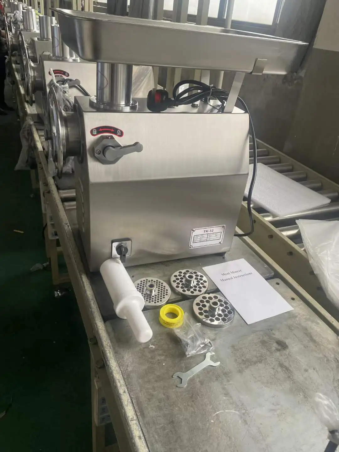 Электрическая профессиональная мясорубка TK-22 с большим диском для промышленного