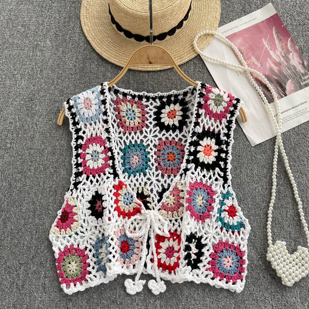 

VANOVICH Sweet Embroidered Hollow Out Sleeveless Top Knitted V-neck Temperament Fashion Floral Design Women Short Tank Tops