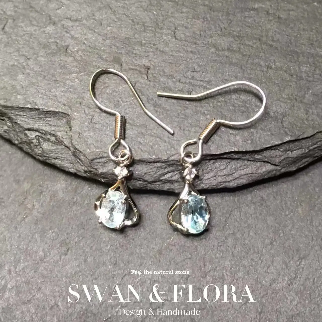 Женские серьги-гвоздики из серебра 925 пробы с натуральным голубым топазом карата