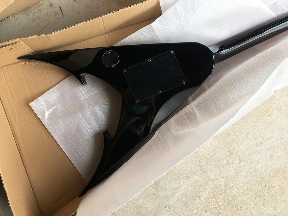 Заводская розетка — 6-струнная черная V-образная электрогитара с накладкой из