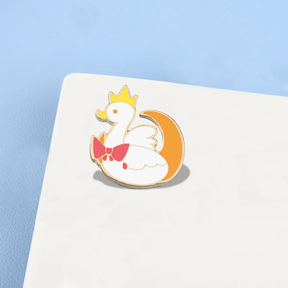 Брошь гордость большой белый гусь с короной эмалированные булавки модные значки
