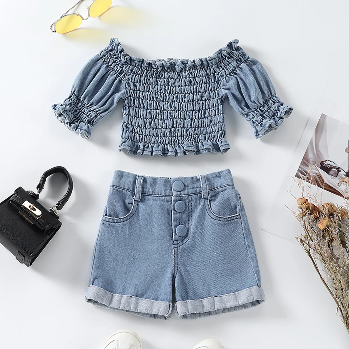 

Детская одежда, наряды для малышей, однотонный топ с оборками и вырезом «одно слово» + джинсовые шорты на пуговицах, комплект из 2 предметов, ...