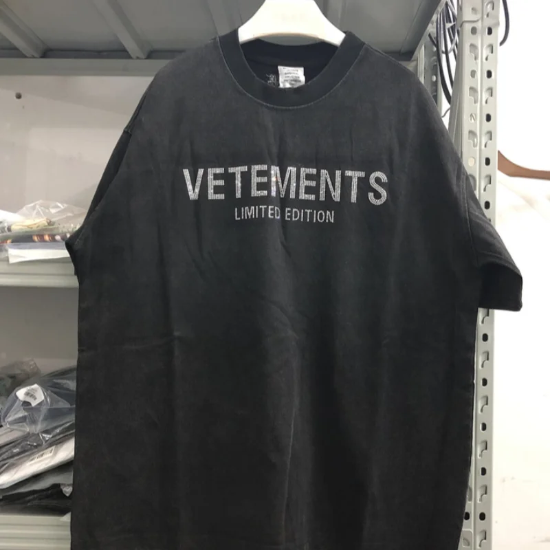 

23ss Streetwear VTM Men Round Neck Short Sleeves Black Letter Stamp Duty T-shirt Women Casua Accommodative Short Sleeves