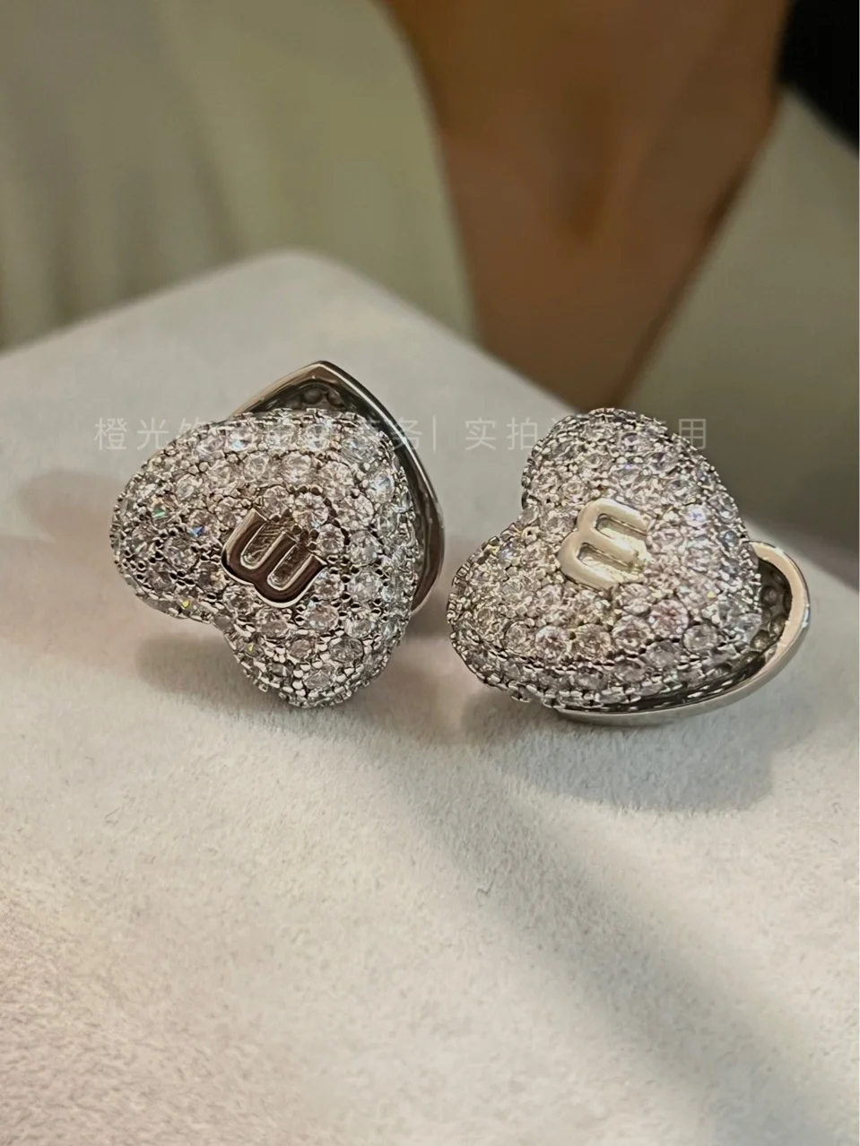 

G temperament fashion micro inlay three-dimensional love Brin earrings for women with front and back buckles that just wrap the