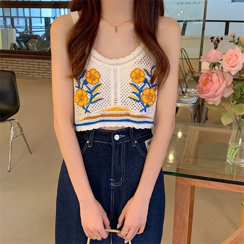 

Женский трикотажный жилет с вышивкой в виде цветов