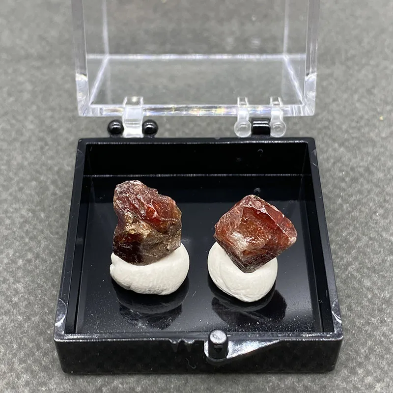 

Бордовый циркон TEGSTGKW