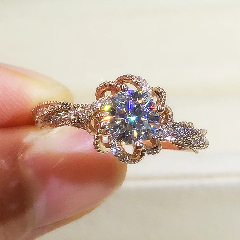 

Женское кольцо с имитацией драгоценных камней