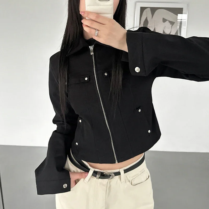 Женская черная куртка с металлическими пуговицами и отложным воротником