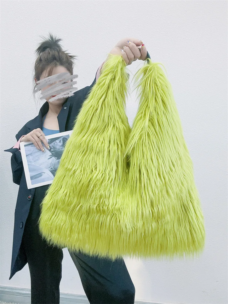 Сумка-тоут на одно плечо из искусственного меха