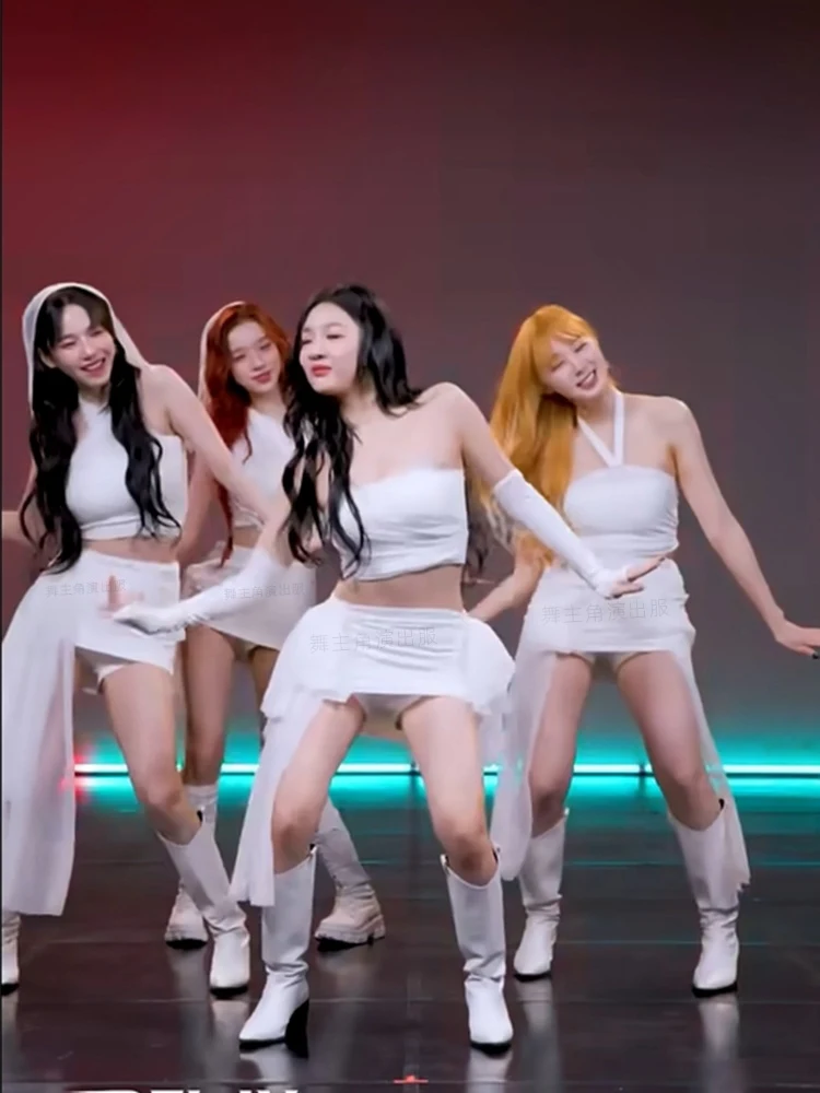 Корейская группа девушек выполняет тот же стиль пения наряд женские белые