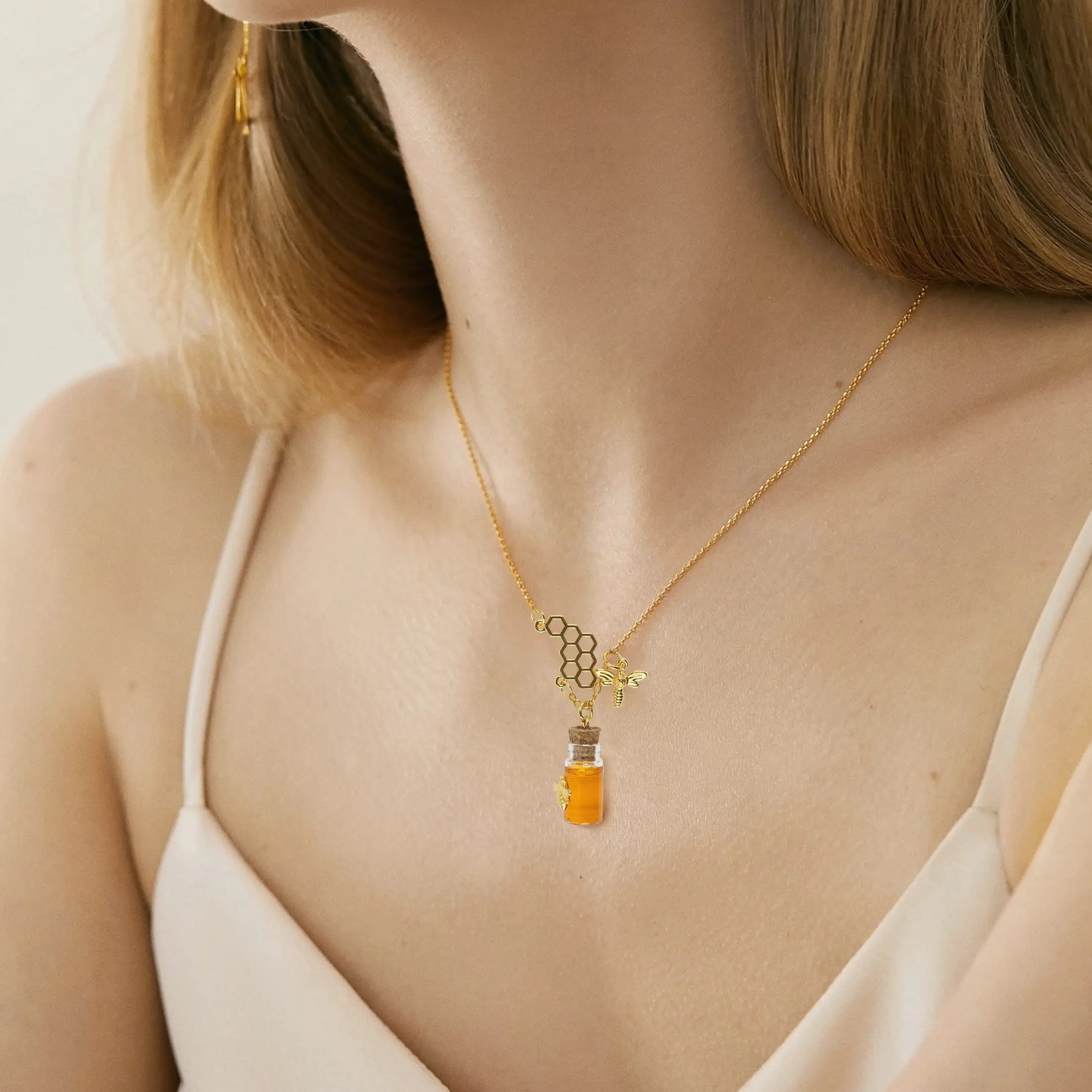 Ожерелье в виде шмеля