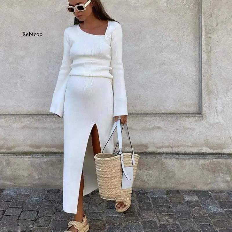 

Женское трикотажное платье-свитер с разрезом и длинным рукавом