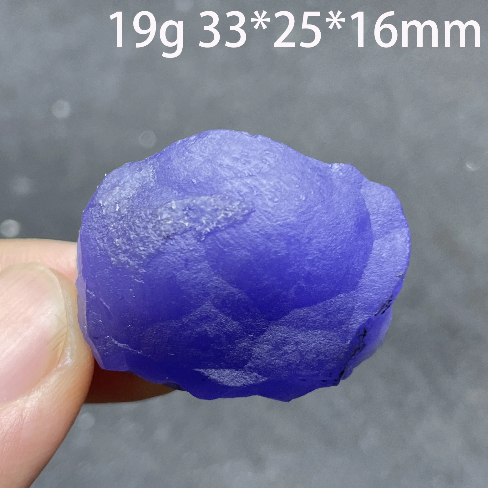 

Фиолетово-синий флюоритовый кристалл