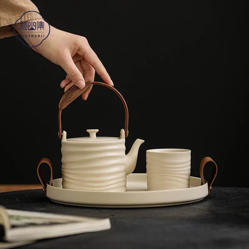 Винтажная керамическая тарелка Wabi-Sabi Grey с кожаной ручкой