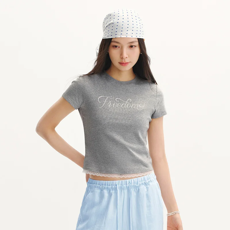 Фото Женская футболка Semir с коротким рукавом, кружевом и имитацией двухслойности, с бисером и надписью, приталенная, новинка 2026 года, элегантный повседневный топ №5