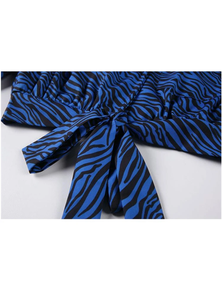 Женский укороченный костюм с длинными рукавами блузка синего цвета и