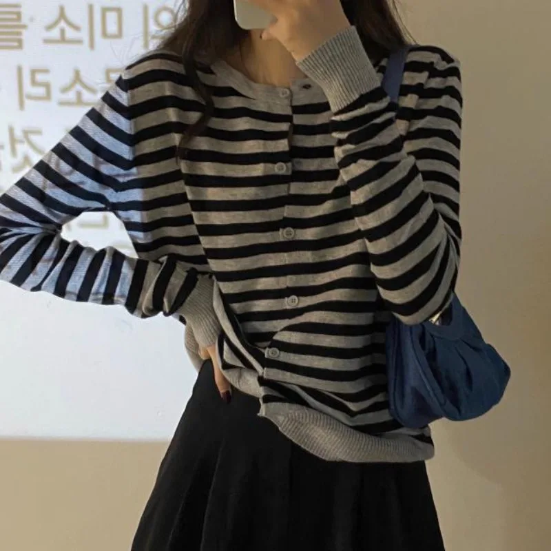 

Sexy Clothing Crochet Knitted Woman T-shirt Striped Top for Women Slim 2023 V Neck Tee Y 2k Harajuku 90s Vintage 2000s O Tshirt