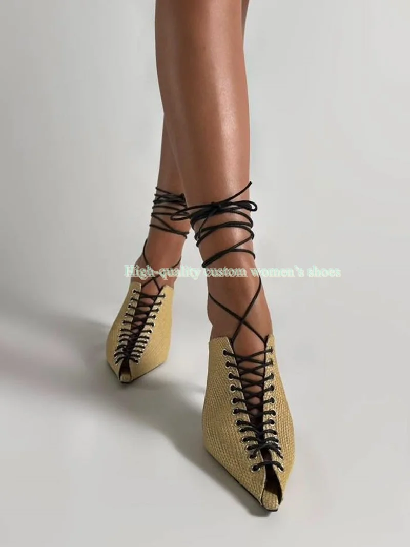 Фото Желтые сандалии на шпильке с тонким узором в клетку, с открытым носком, вырезами на подъеме, перекрестными ремешками, низким вырезом и ремешками на щиколотке, для вечеринок. №3