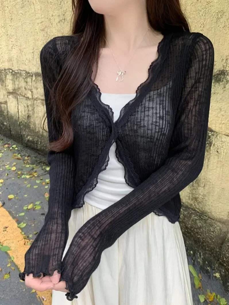 Новый кружевной короткий топ с длинными рукавами и украшением на одной пуговице