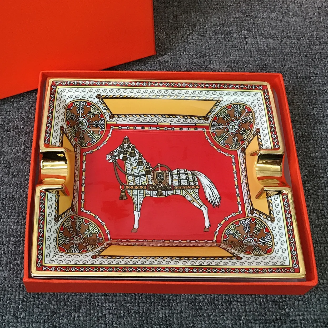 

European style love horse ceramic ashtray fashion simple home creative bone china ashtray hotel KTV cigar ashtray