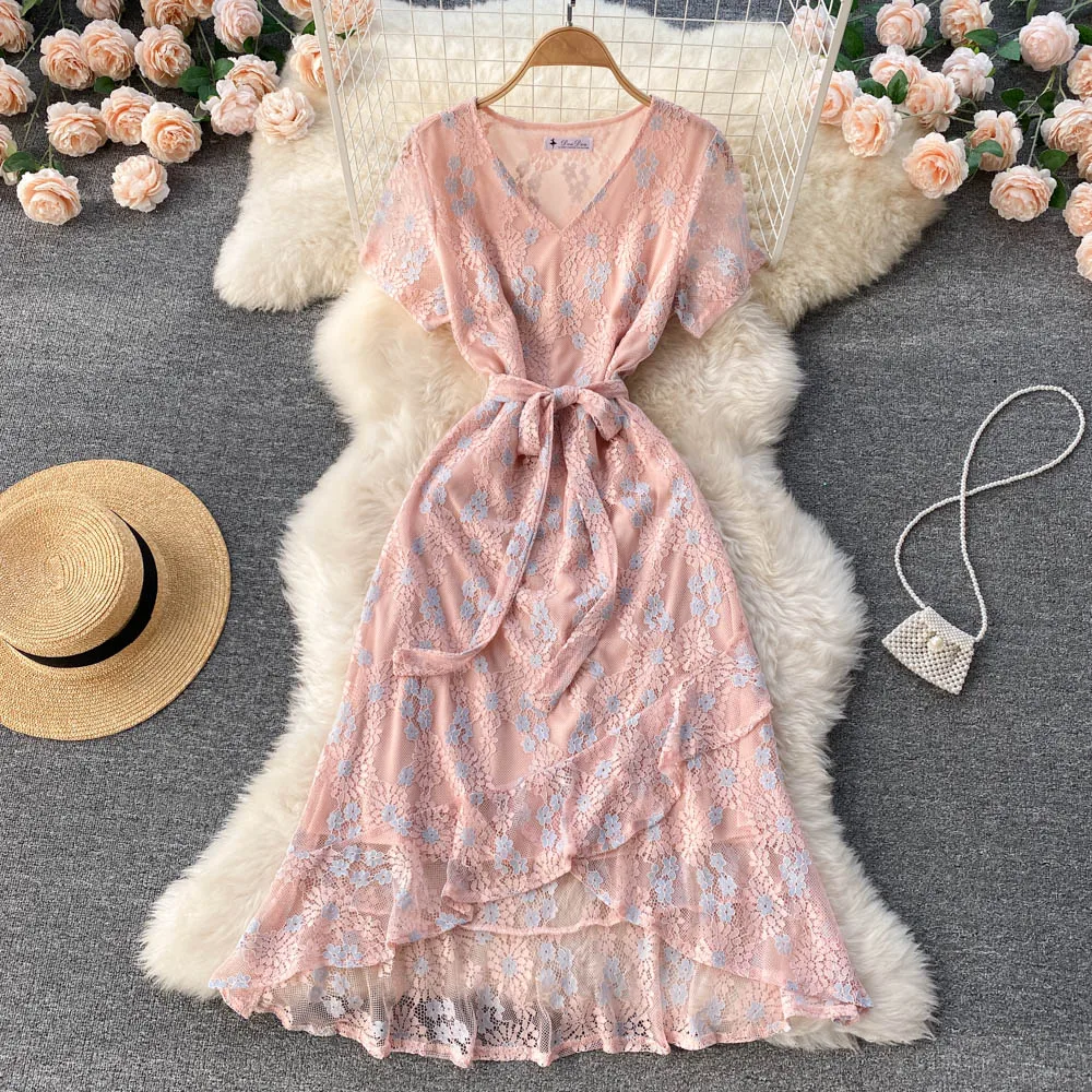 

Женское кружевное платье-трапеция с V-образным вырезом и коротким рукавом