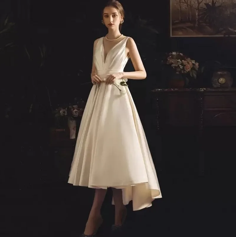 Женское Короткое свадебное платье элегантное атласное А-силуэта с V-образным