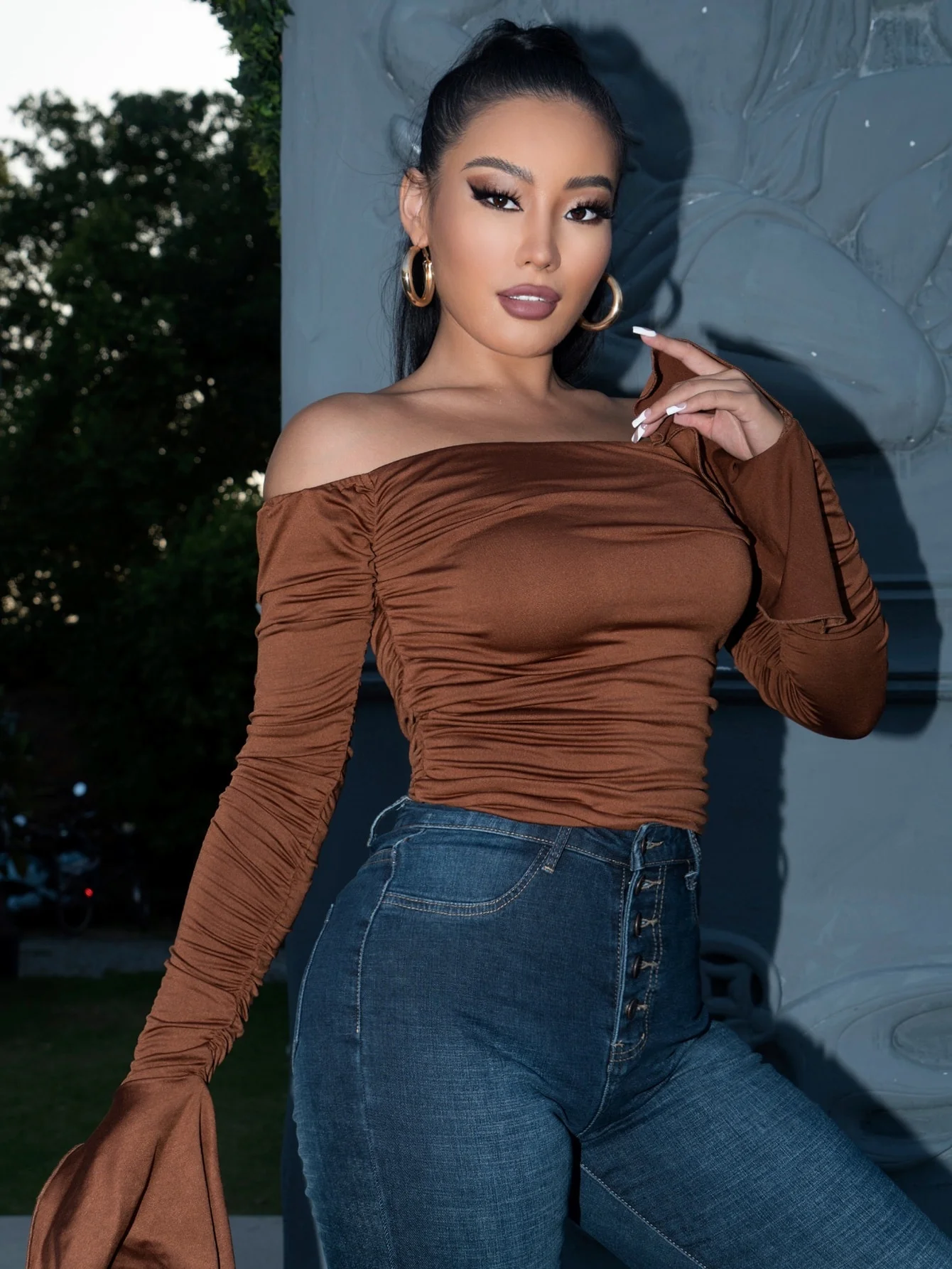 

Платье EvaQueen с открытыми плечами, рюшами и воланом