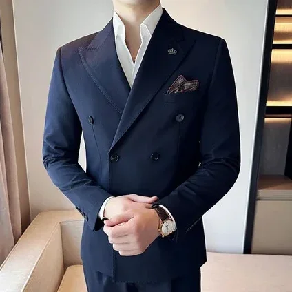 Пиджак мужской двубортный приталенный на осень 2024