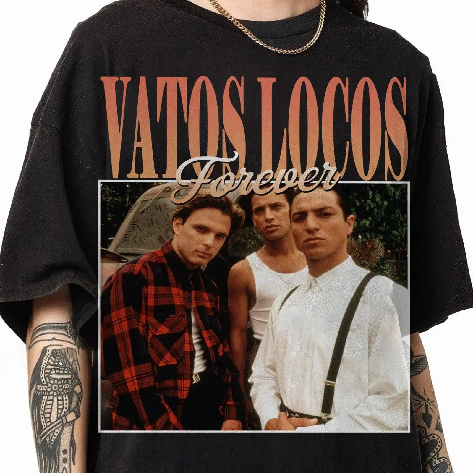 Фото Футболка Vatos Locos Forever в стиле ретро 90-х Miklo Velka, культура чикано, Восточный Лос-Анджелес, повседневная, для мужчин, винтажная, с эффектом потертости, стильная, эластичная №1