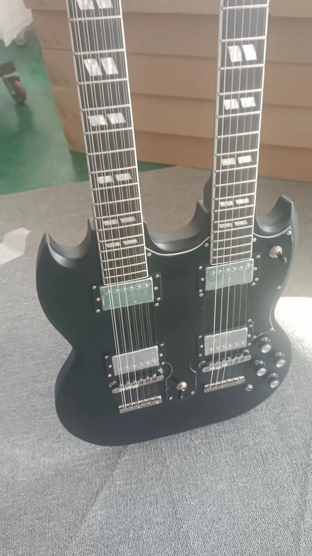 

SG double head integrated electric guitar, 6-string+12 string matte black as an old model, special string pulling plate jade zit