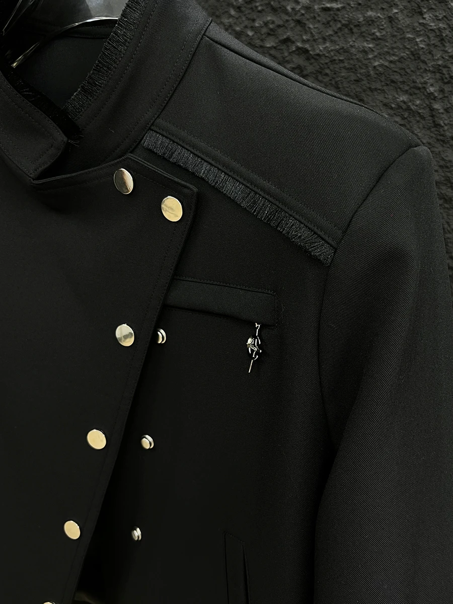 Осенняя куртка с косой грудью и коротким воротником-стойкой заклепками мужская