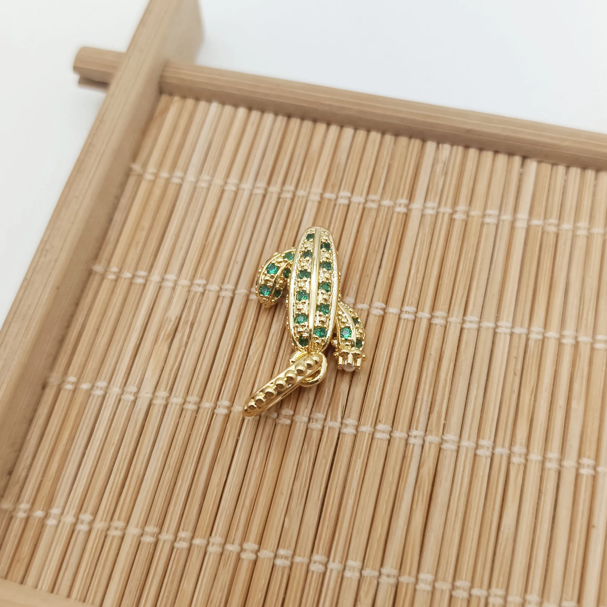 

2022 Summer Jewelry High Quality Charm Sparkling Desert Cactus Pendant