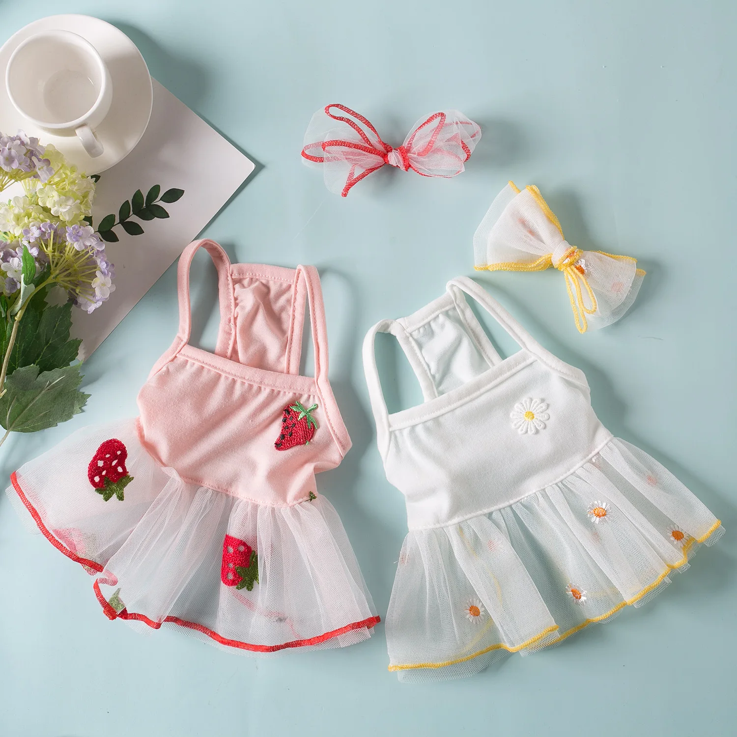 

Женское летнее платье с принтом клубники и маргаритками