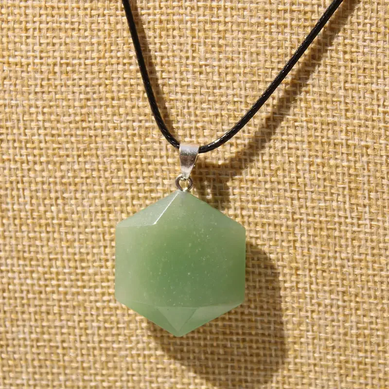 Цепочка с подвеской в виде звезды Давида из натурального зеленого хрусталя Цепочка с подвеской в виде звезды Давида из натурального зеленого хрусталя