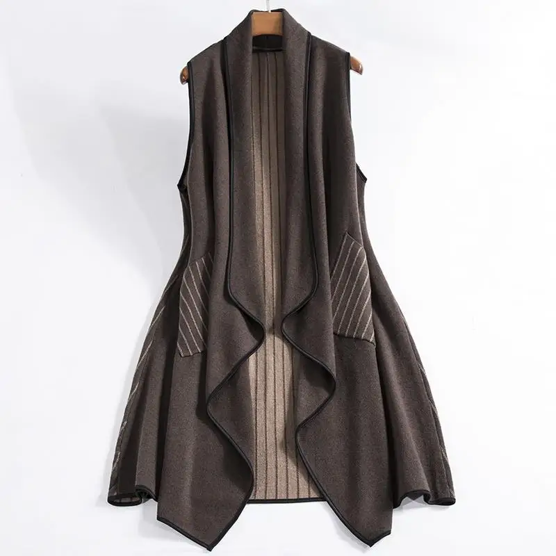 

Осенне-зимний вязаный жилет с V-образным вырезом