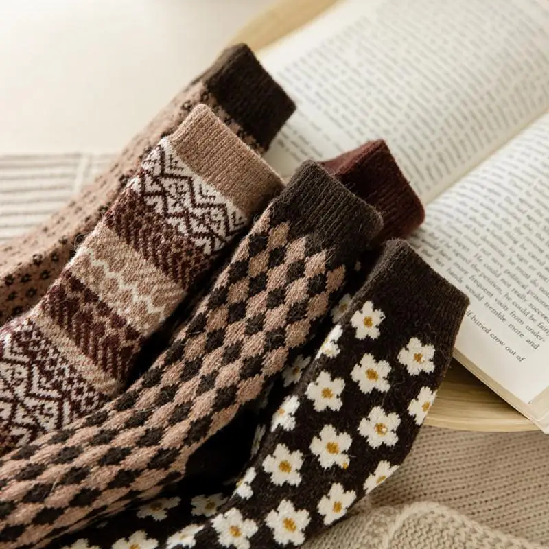 

Literary And Artistic Warm Socks Ethnic Style Not Easily Detached Socks Sweat Absorbing Breathable Comfortable Stockings