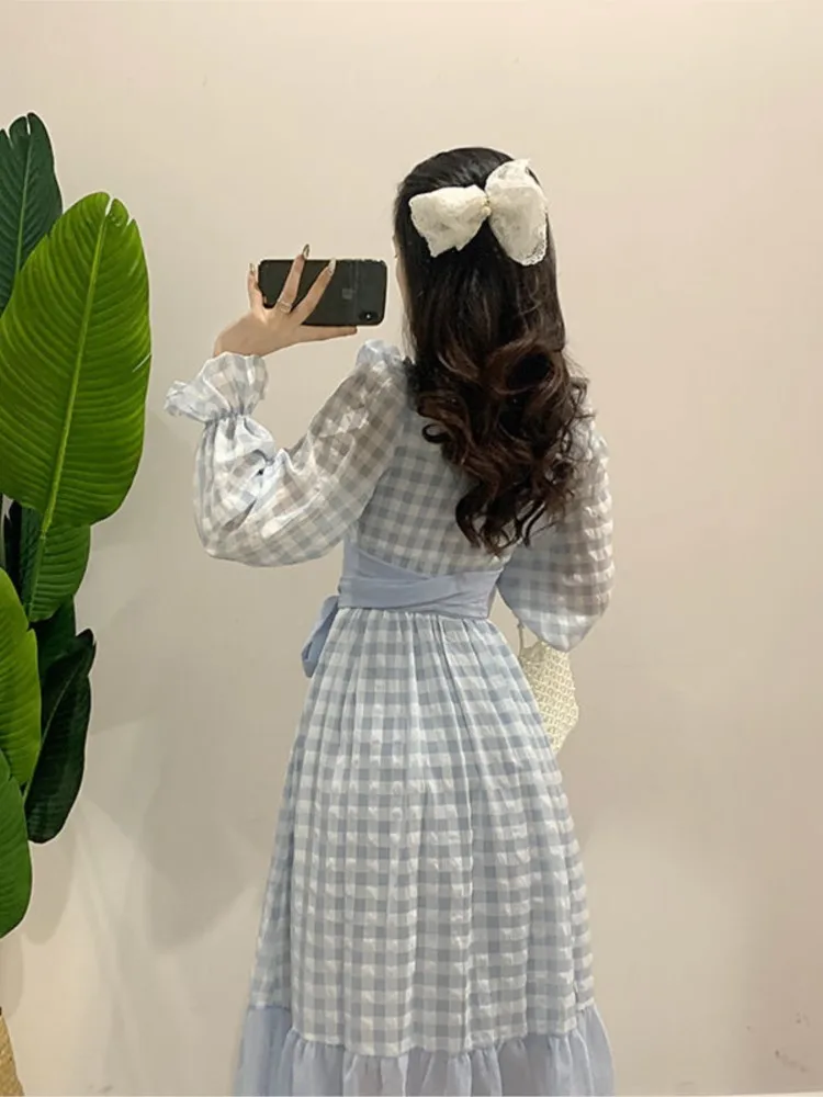 Весенне-летнее платье в клетку с длинными рукавами и оборками во французском