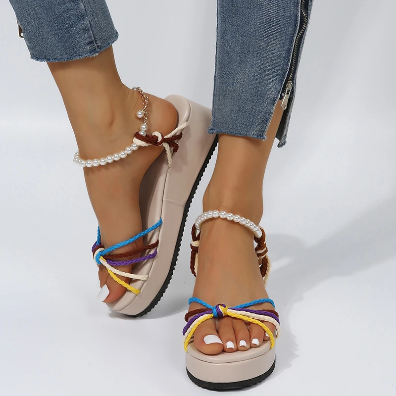 

Разноцветные летние пляжные сандалии в богемном стиле; Женские сандалии-гладиаторы с ремешком на щиколотке и жемчугом; Коллекция 2022 года; Ж...