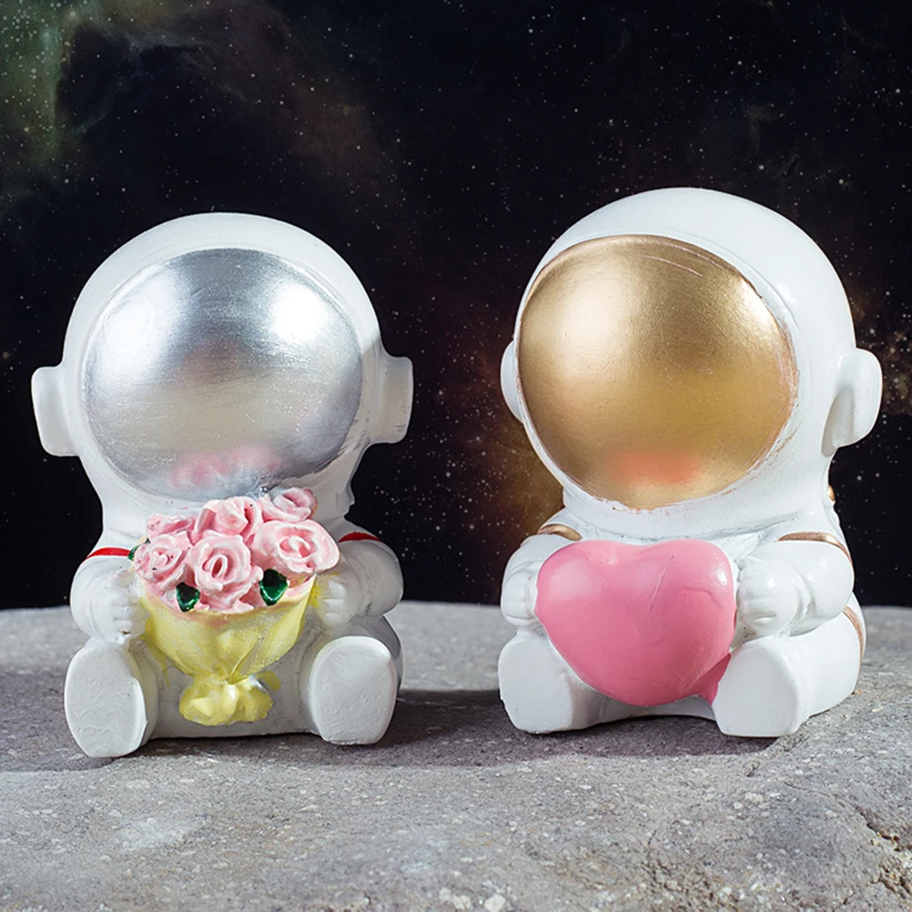 

Resin Astronaut Couple Decoration Spaceman Ornament Creative Kid Room Bookcase Desktop Car Astronaut Ornament Home Decor Kid Toy