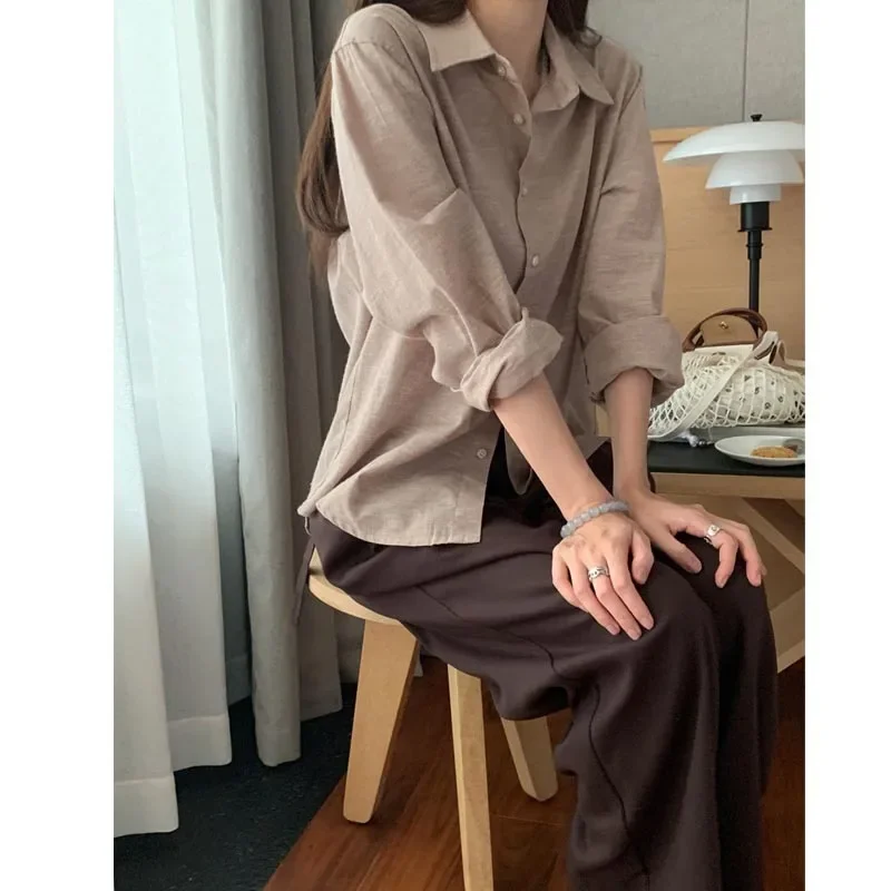 Элегантная полосатая однобортная рубашка свободного кроя с лацканами и длинными