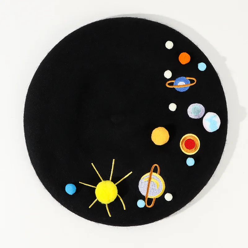 Осенне-зимний дизайнерский шерстяной берет с вышитыми планетами и помпонами