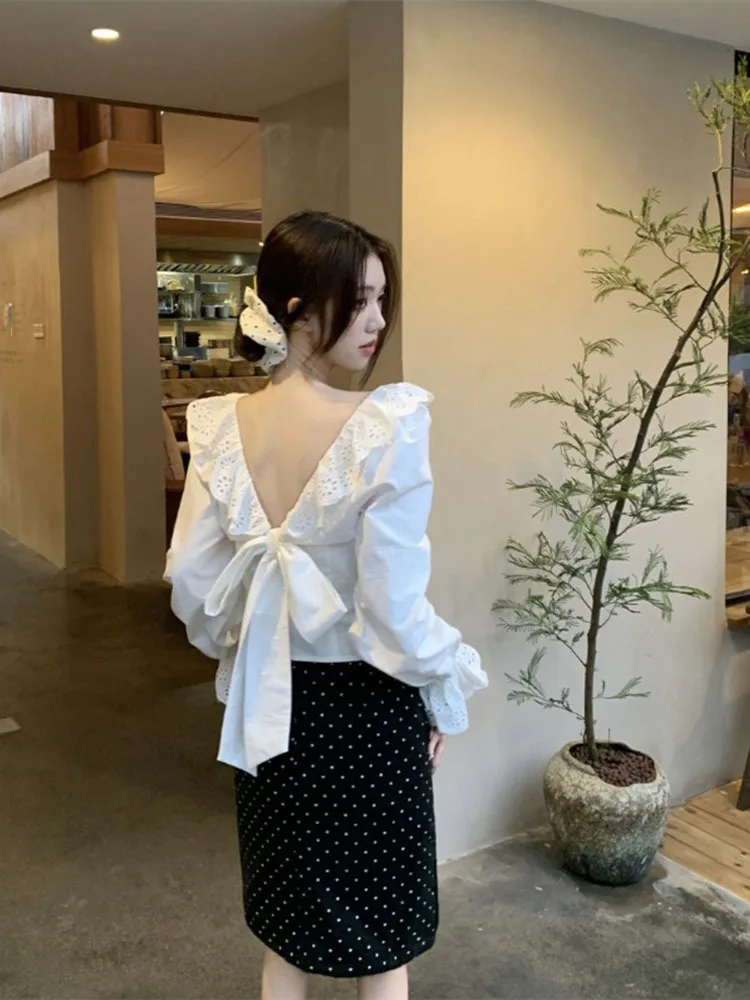 Женская блузка с расклешенным рукавом белая кружевная круглым вырезом и