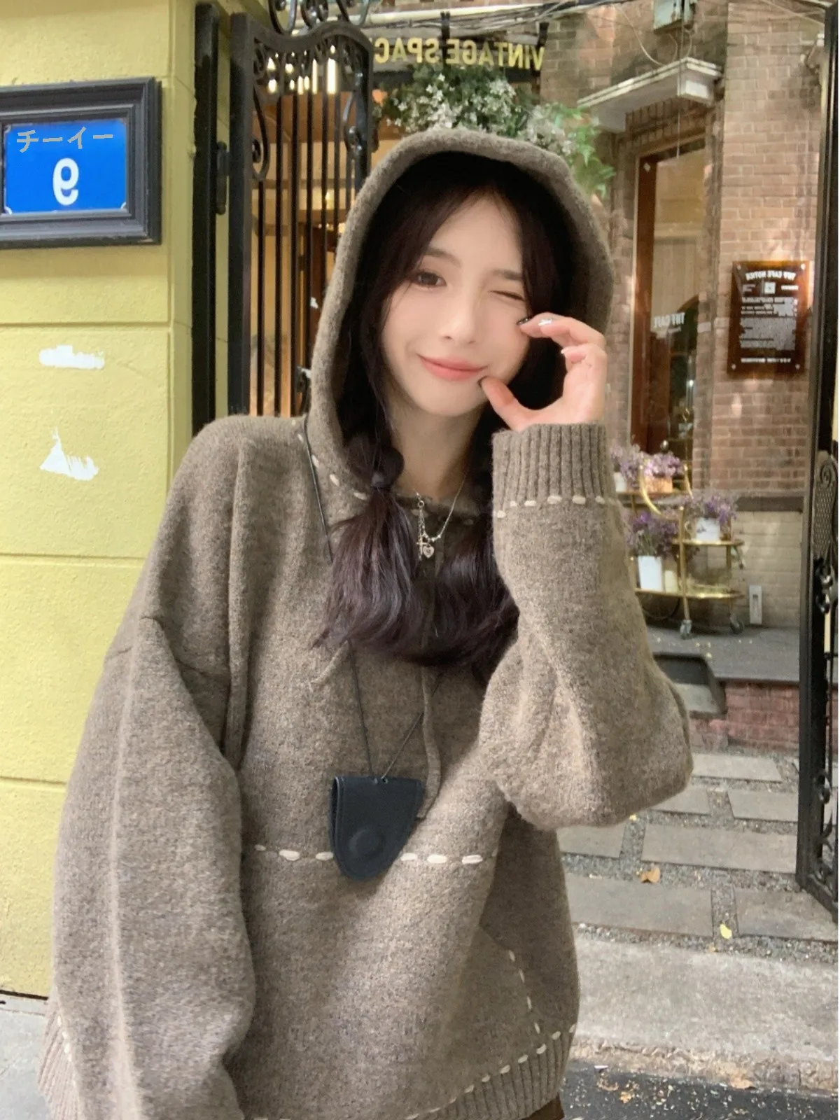 Мягкий клейкий свитер с капюшоном и открытой линией женский осенний 2024 новый