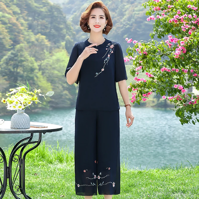 

Модный женский однотонный топ с коротким рукавом и V-образным вырезом и брюки с широкими штанинами с вышивкой, летний комплект из двух предметов, женские повседневные Костюмы