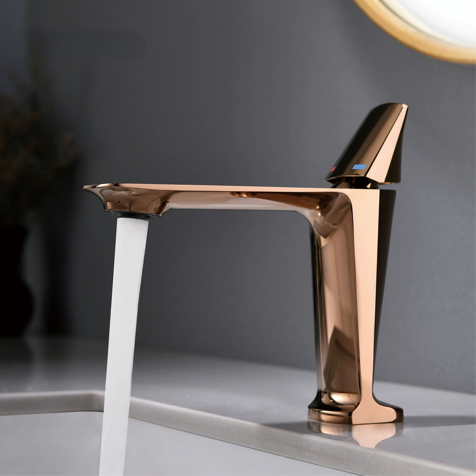 

Modern Single Handle Bathroom Sink Faucet Wide Single Hole Practical Water Tank Faucet Brass Structure Hand Basin Faucet