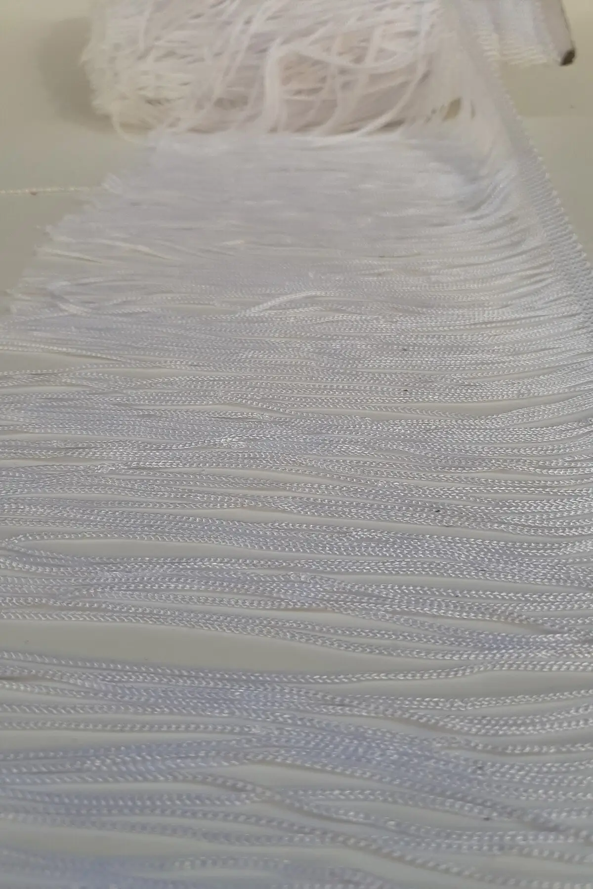 

Белая кисточка с бахромой в полоску 15 см