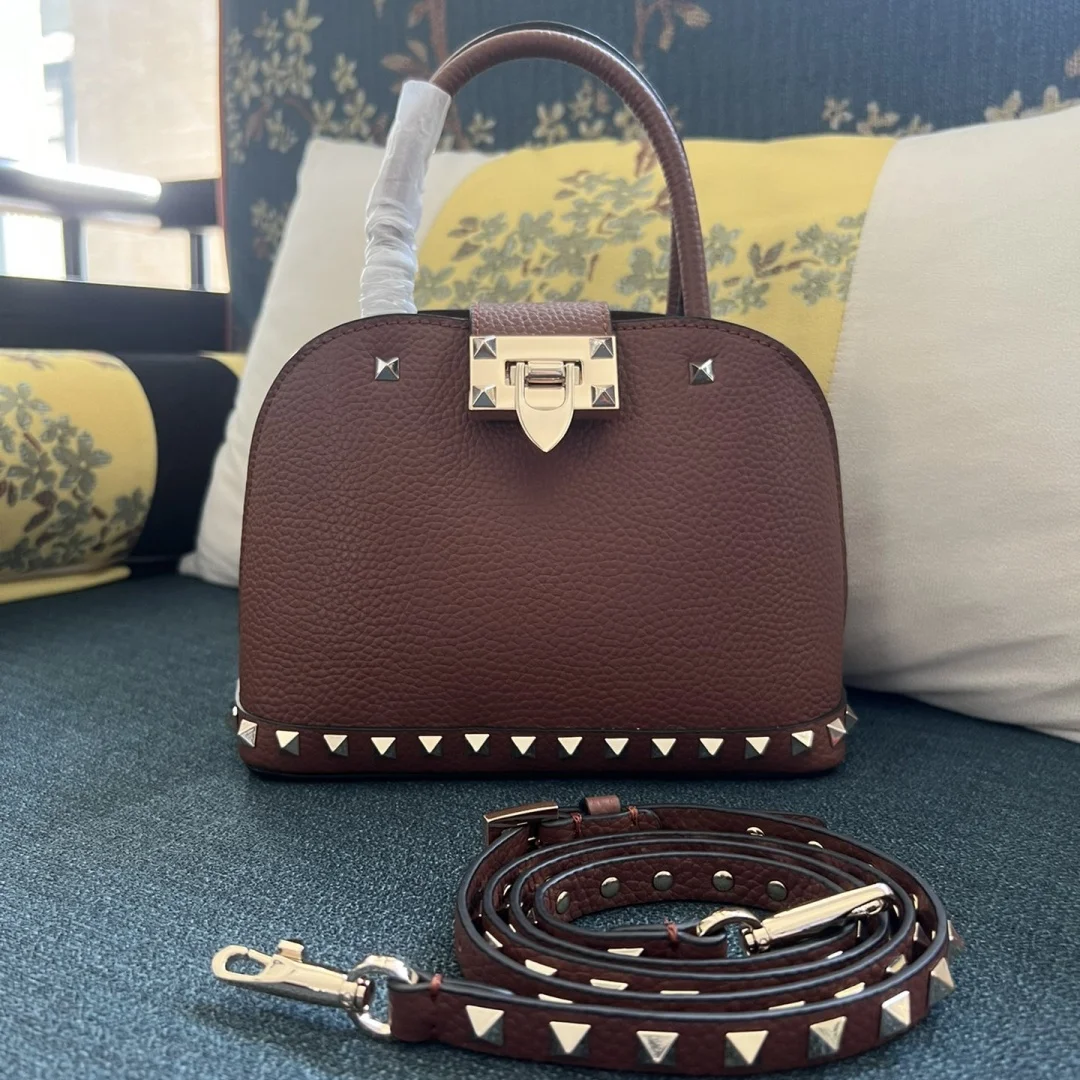 Женская кожаная большая сумка-трансформер — ремешок с заклепками ручка