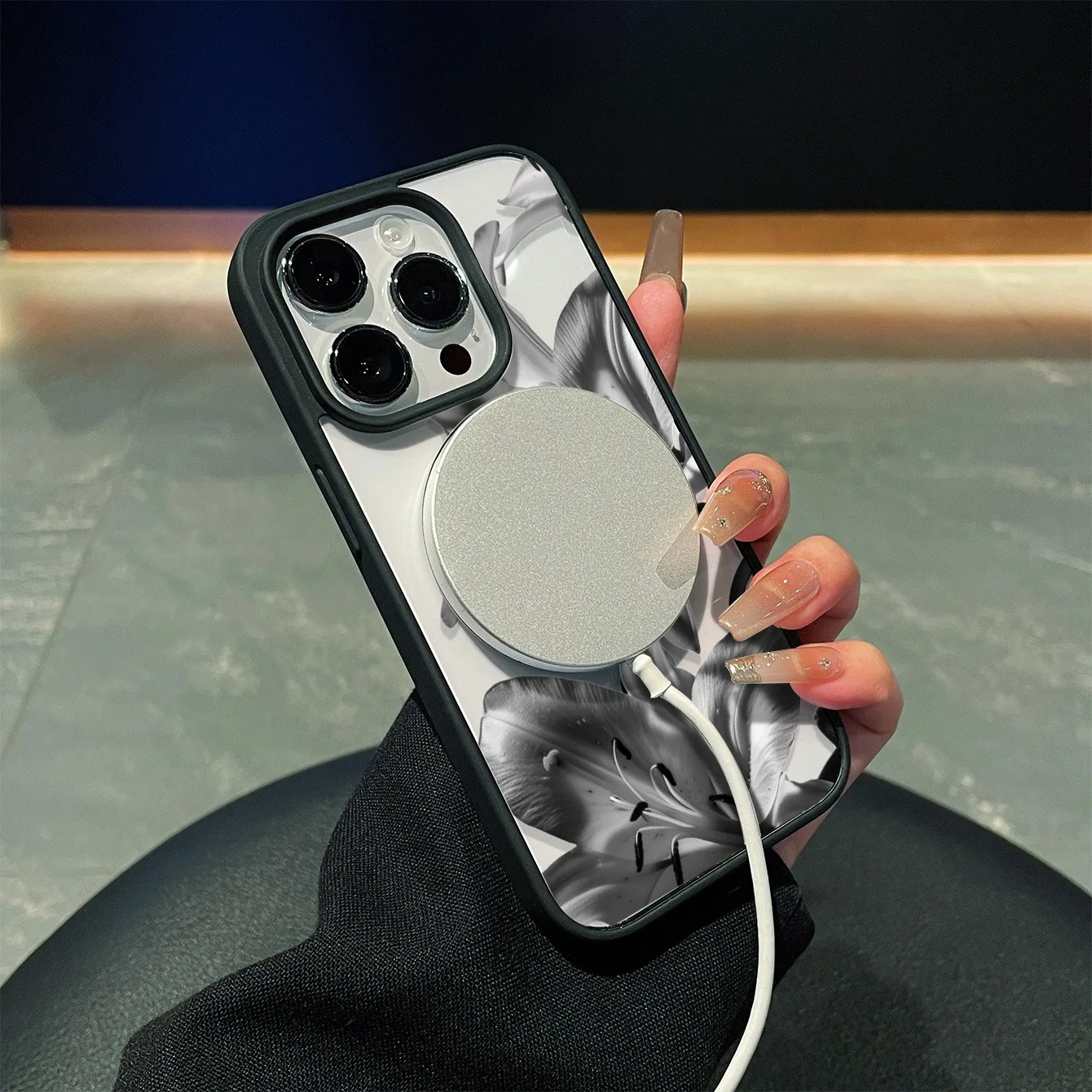 Фото Прозрачный магнитный чехол для телефона с принтом лилий в серых тонах для iPhone 17, 16, 15, 14, 13, 12 Pro Max, 11, 16 Plus, 16e, 17e, 17Air №4
