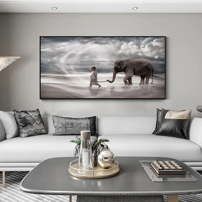 Маленькая девушка держит фотографию искусственную стены пустынный пейзаж