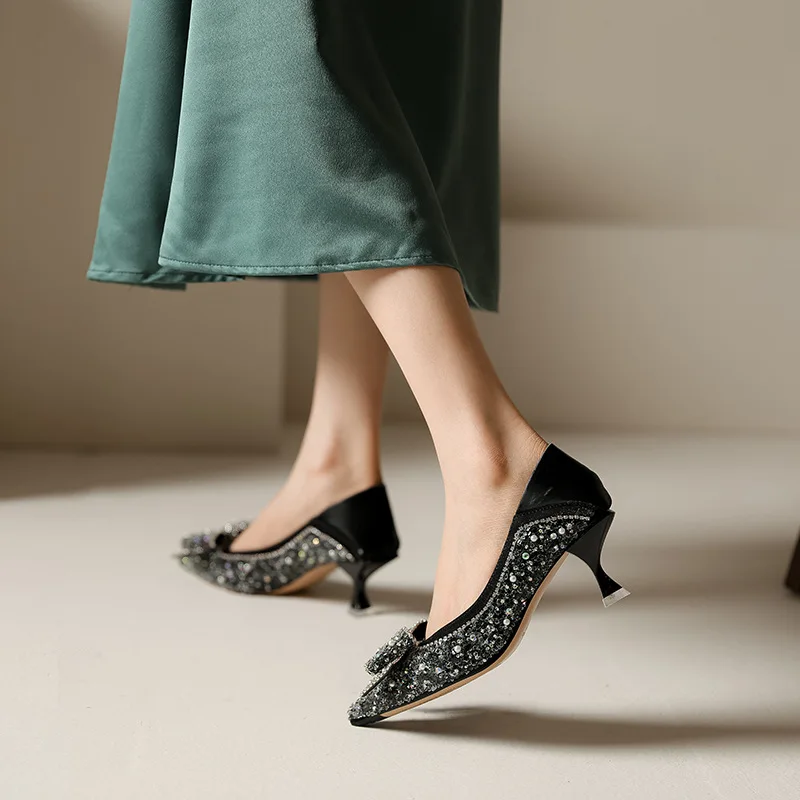 

Роскошные сверкающие женские туфли на высоком каблуке с заостренным носком, украшенные ослепительными стразами и бабочкой, элегантные туфли Y2K, сексуальные глиттер-туфли для вечеринок.